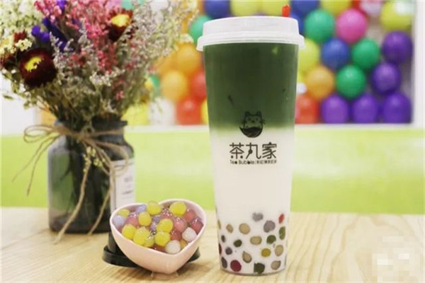 　　茶丸家奶茶，近幾年在餐飲市場非常的火爆，這也吸引來了許多加盟商前來加盟茶丸家奶茶，那么，茶丸家奶茶加盟費需要多少錢?加盟茶丸家奶茶靠譜嗎?隨著本文，就讓我們一起來了解一下茶丸家奶茶這個加盟品牌到底怎么樣吧。  　　茶丸家在市場上是非常受到歡迎的，所以開一家加盟店在品牌的優勢下消費者肯定不算少，再加上總部的專門培訓，所以運營和技術上不是非常難的事情，店鋪的設施都是由總部配送至加盟店，貨源方面也是由總部配送至加盟店，也就是說，唯一擔心的就只有加盟店地址問題了。  　　地址方面選擇人流量多的，并且能在加盟店消費的地方就可以，消費者會在茶丸家品牌的優勢下選擇來加盟店消費，當然，好看的裝修就必不可少了，裝修的精致，能給消費者一種非常溫暖的感覺，從而促進消費者進店消費。  　　員工方面要根據店面大小來決定，加盟店面很小的話只需要1到2名員工，如果店面非常大的話就需要3到5名員工，員工上一定要選擇有禮貌的，并且衣冠整潔，這樣做的好處是能給客戶留下一個好印象，從而提升新消費者的回頭率。  　　開一家茶丸家奶茶店一共要投資多少錢?茶丸家加盟費多少?一般來說根據城市的不同，費用自然也不同，一級城市大概在12萬，二級城市10萬，三級城市7萬。這只是預估的費用，實際加盟費可能會有所偏差，需要以最新官方咨詢為主。  　　當然，加盟店回本并不會非常的快，但前期只要略作宣傳，為加盟店創造出一部分基礎流量，再加上與外賣平臺的合作，以外賣的宣傳和銷售，短期回本非常穩定，距離完全盈利也只是時間問題。  　　相信大家已經大概清楚茶丸家加盟費多少了，茶丸家奶茶如今在國內餐飲市場發展迅猛，已然成為具有特色和人氣火爆的茶飲項目之一，幾萬元投資就能迅速開店，可觀利潤等你來賺。