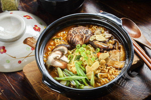 嘟食傳情石鍋菜加盟費
